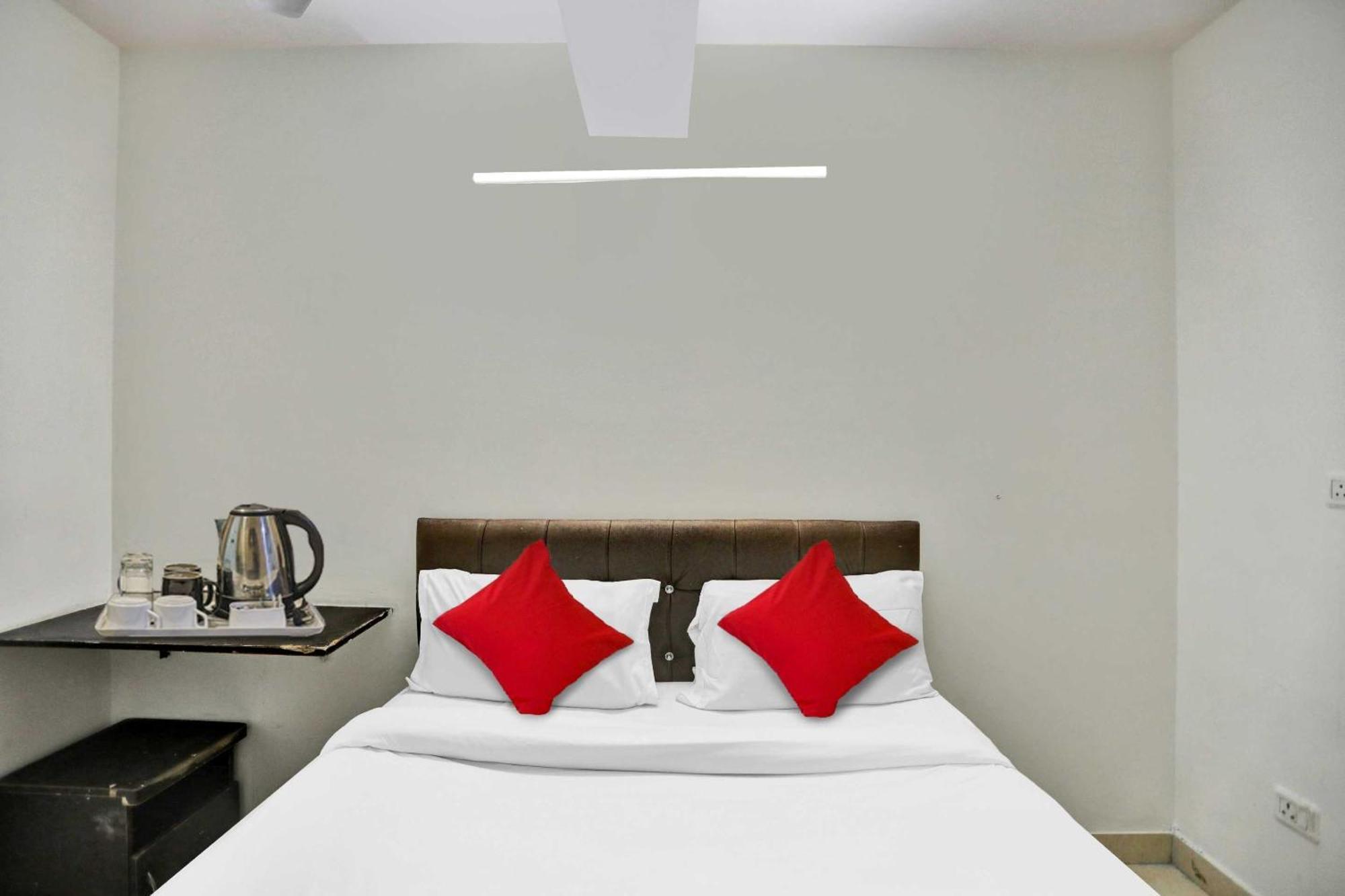 Hotel Super Collection O Kalkaji Delhi Formerly Pragya Palace 2*